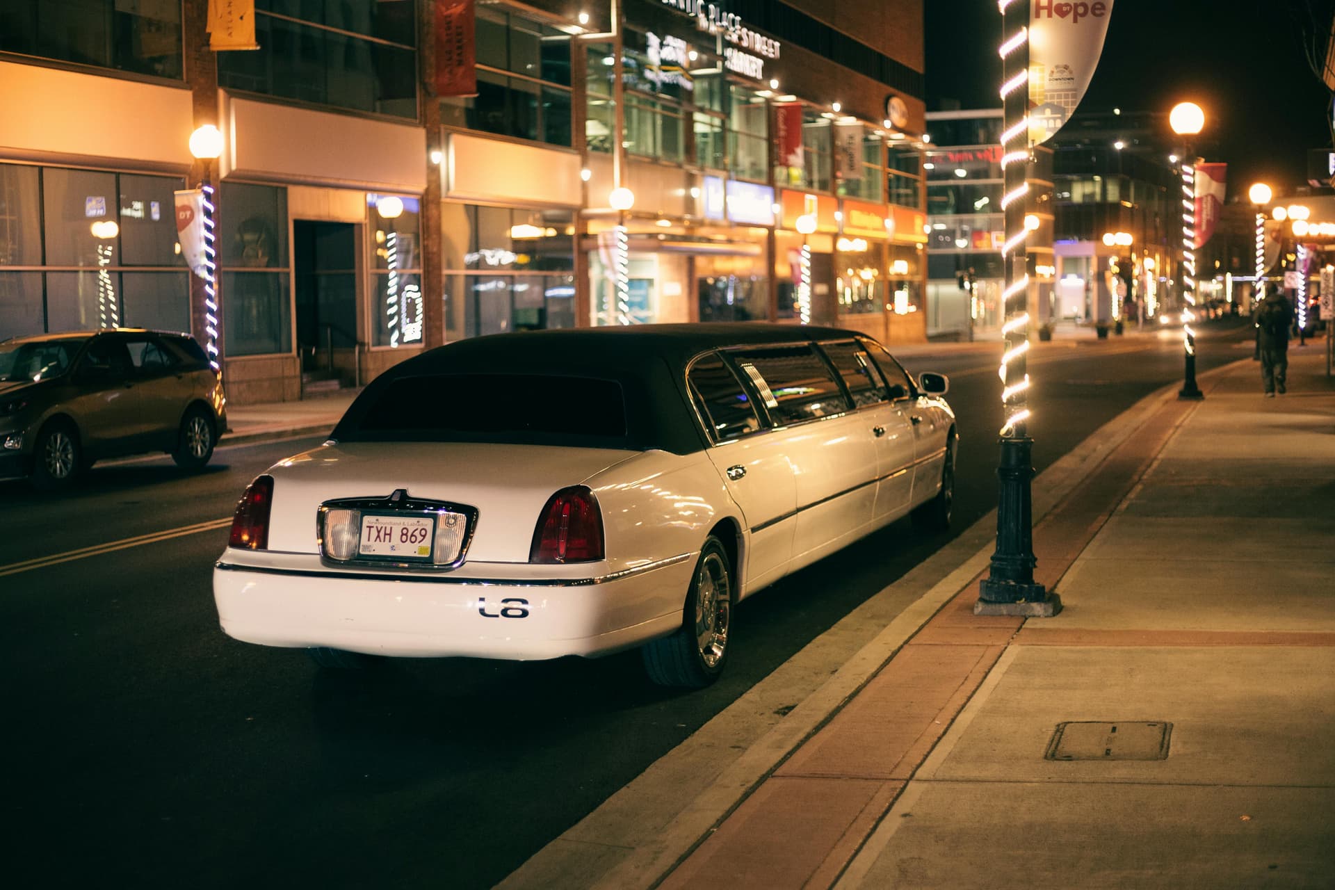 Limousine Miami: Premium Rides for Airport &amp; Events