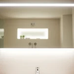 Spiegelschrank mit LED Beleuchtung, modernes Design im Badezimmer präsentieren