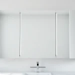 Sonni Spiegelschrank in moderner Badumgebung mit eleganter LED-Beleuchtung.