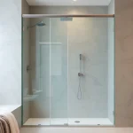 Évaluer la paroi de douche moderne avec un design élégant dans une salle de bain contemporaine.