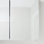 Erleben Sie den eleganten sonni Spiegelschrank mit integrierter Beleuchtung und modernen Design-Details.