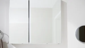 Erleben Sie den eleganten sonni Spiegelschrank mit integrierter Beleuchtung und modernen Design-Details.