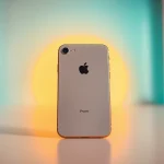 Interactuar con el iPhone SE 4 mostrando su diseño elegante y características en contexto.