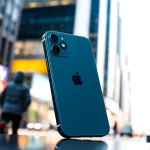 La iPhone SE 4 mostrando su elegante diseño en un entorno urbano vibrante.