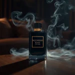 Ruimte met Musamam Black Intense by Lattafa parfumfles, die luxe en verfijning uitstraalt.